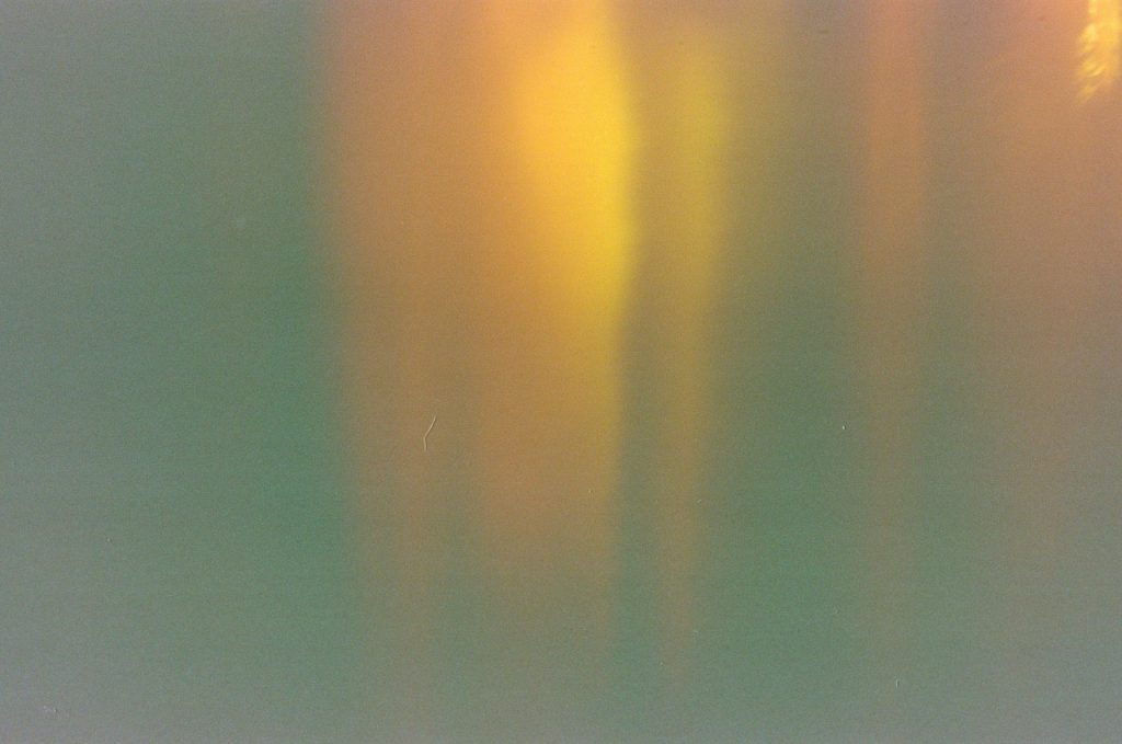 une photo floue d'une lumière jaune dans le ciel