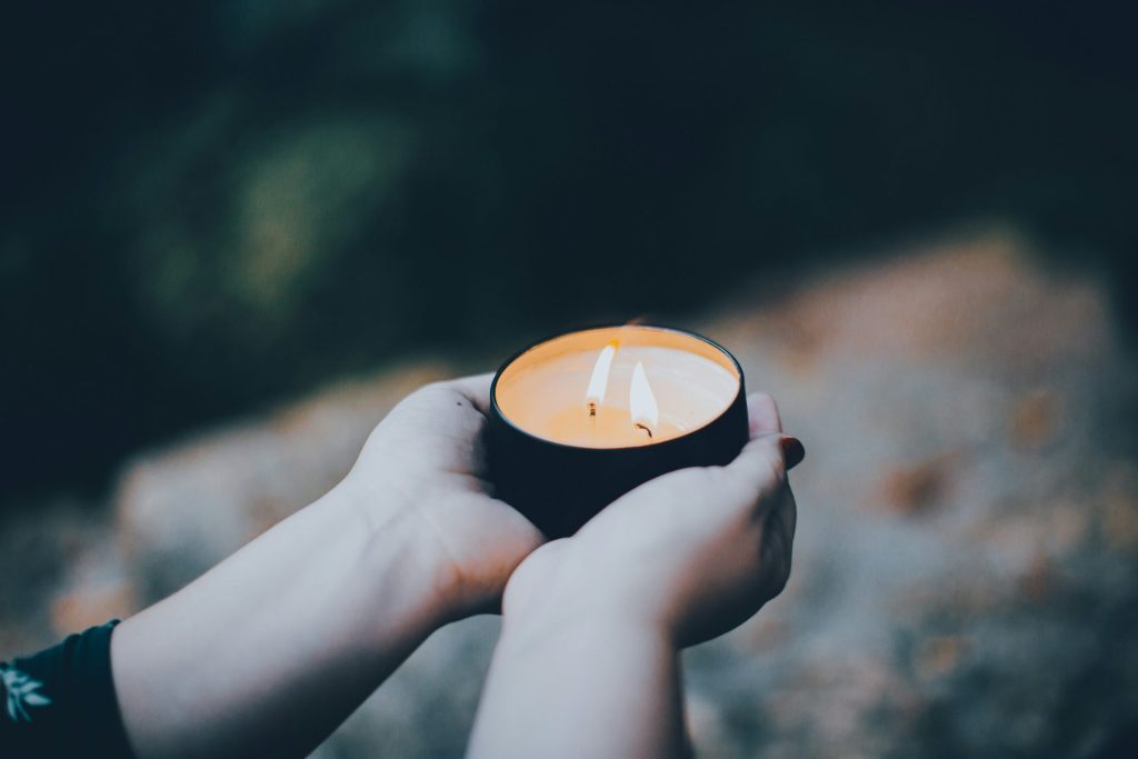 imagerie sobre de bougies et de mains protectrices