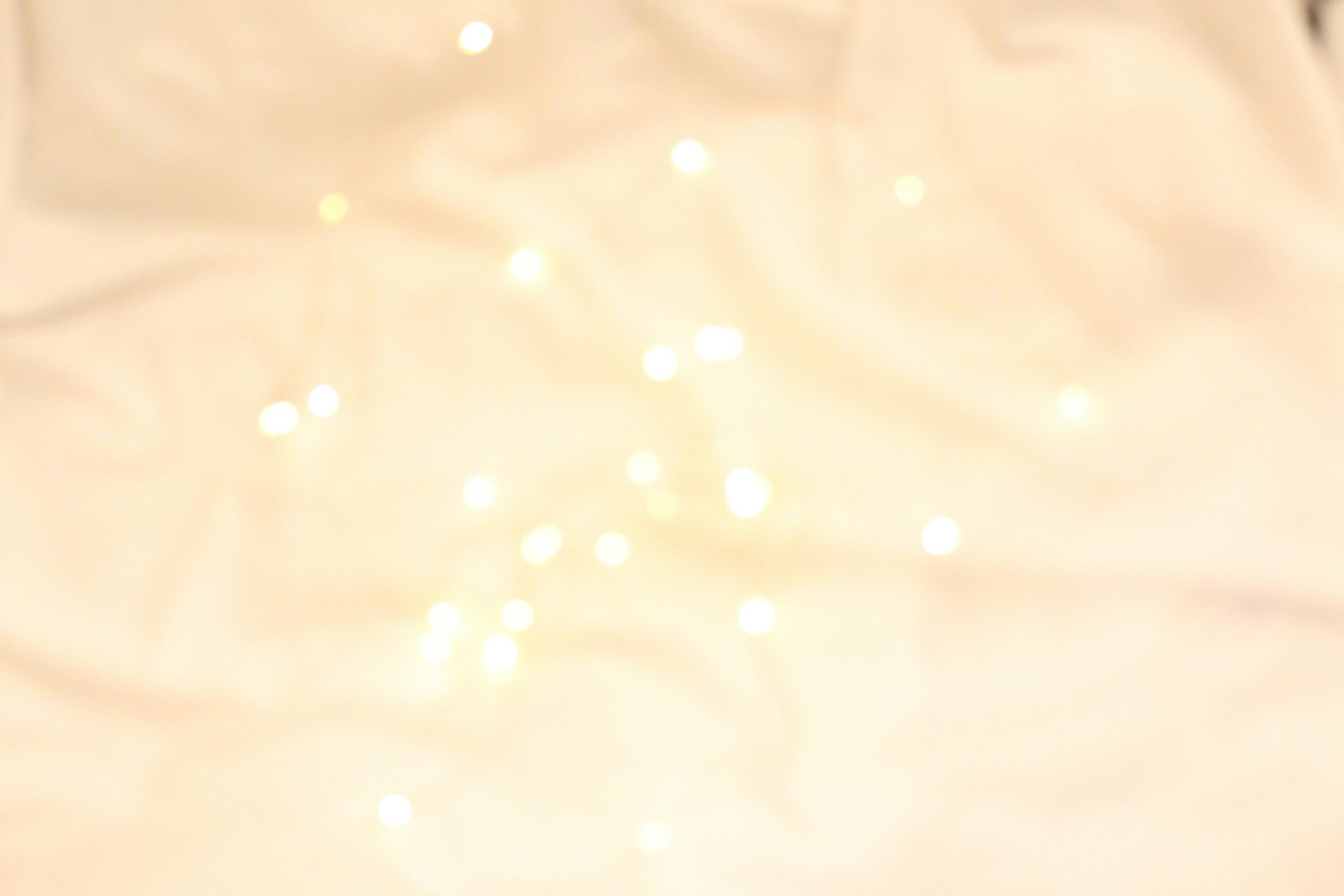une image floue d'une lumière blanche et bleue